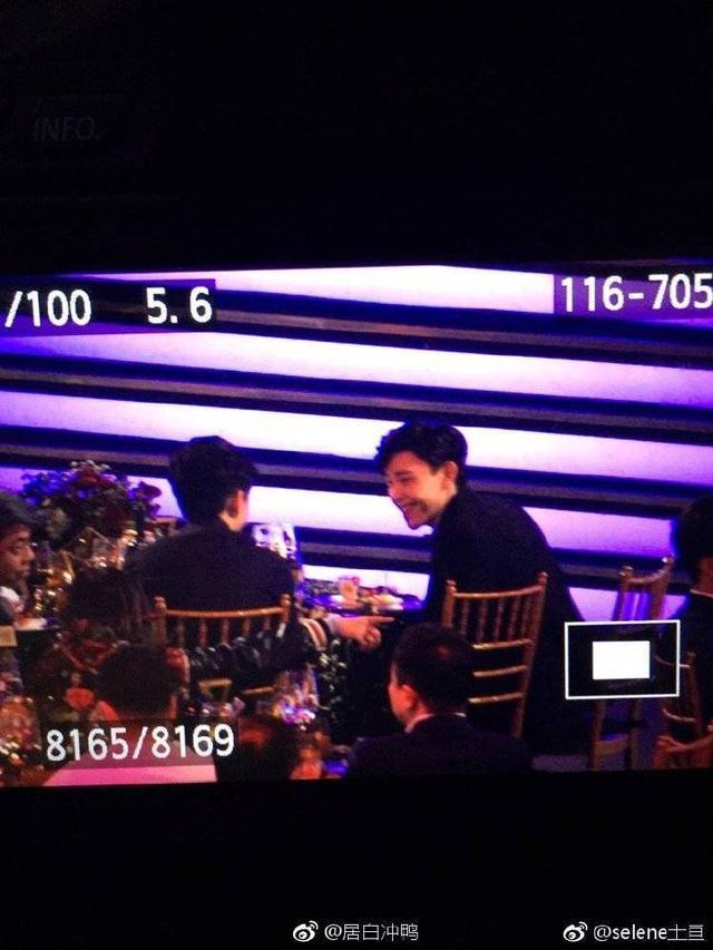 邓伦刘昊然同框热聊,两个人好直男呀,但旁边的关晓彤尴尬了