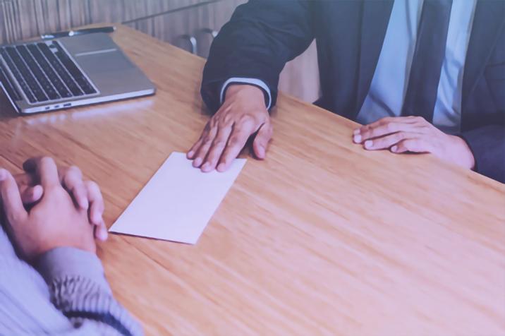 辞职公司扣工资在劳动法哪一条,辞职了公司扣加班费咋办