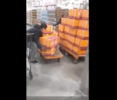 别跟了时尚丢了体面!3秒被抢光的优衣库,让无数人的素质掉一地