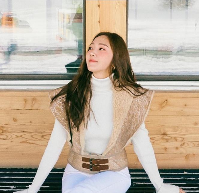 郑秀妍的精致*服私**,高领毛衫+设计感上衣贵气满满,漫步优雅瑞士