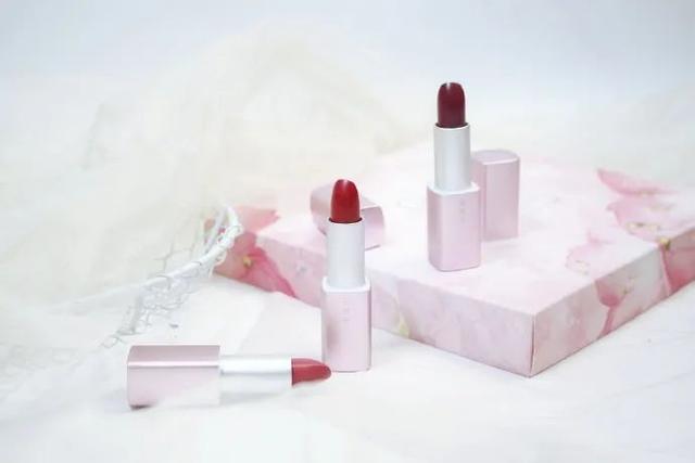 被李佳琦捧火的化妆品，没想到包装成了国潮风