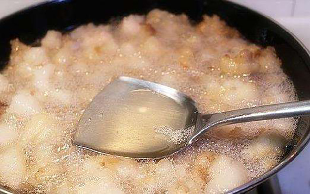 食用油过期如何处理过期食物,过期的食用油还可以吃吗怎么处理