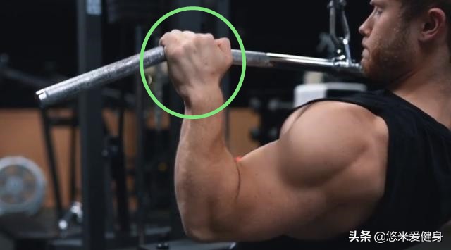 如何训练背部肌肉背阔肌无器械,背部训练主要刺激背阔肌的动作