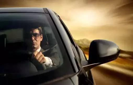 夜间开车戴墨镜真的有用吗,开车适合戴平光还是偏光墨镜