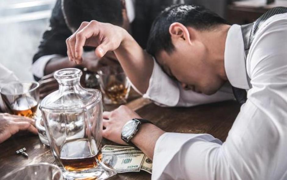 喝酒头晕不一定是酒精的“锅”,还有3点不能忽视,早了解早受益