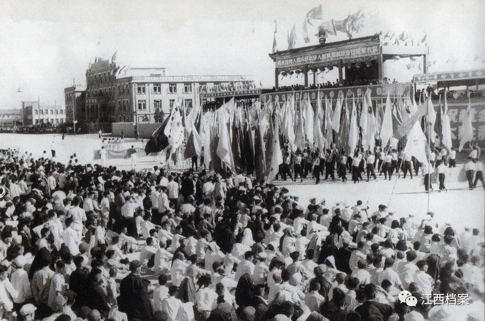 带着时代烙印的老照片,和你穿越到不同年代的八一广场