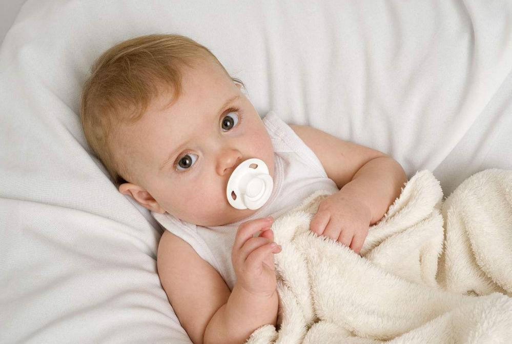 安抚奶嘴宝宝越吸越精神,安抚奶嘴宝宝嘴巴会变形吗