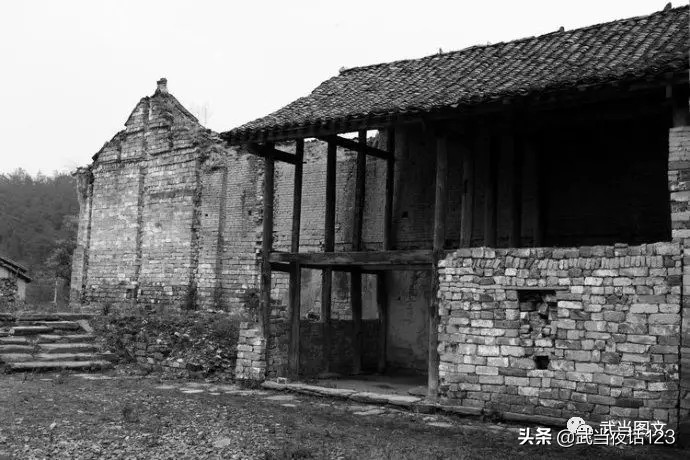 1975年在武当山回龙观被烧死的黎道长（坤道）