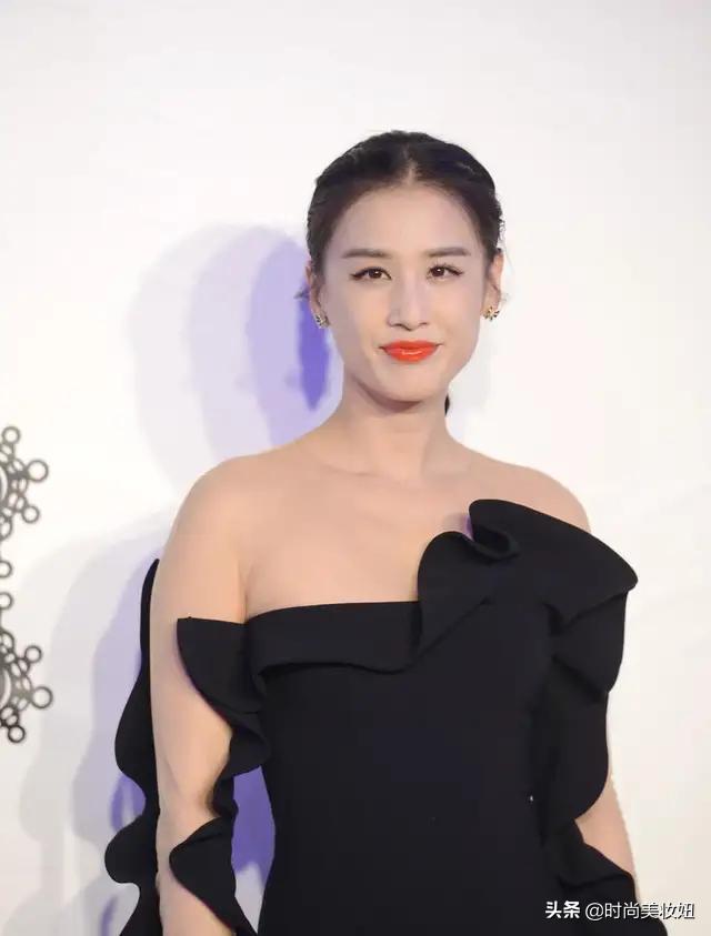 黄圣依穿紧身亮片裙不显胖,黄圣依露肩裙图片