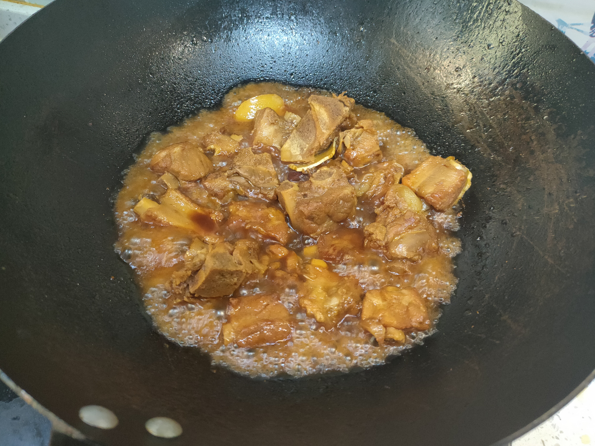 炖排骨先放了水怎么办,炖排骨先倒啤酒还是水