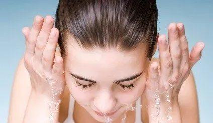 长痘留下难看的痘印痘坑,脸上起痘后留下疤痕如何消除