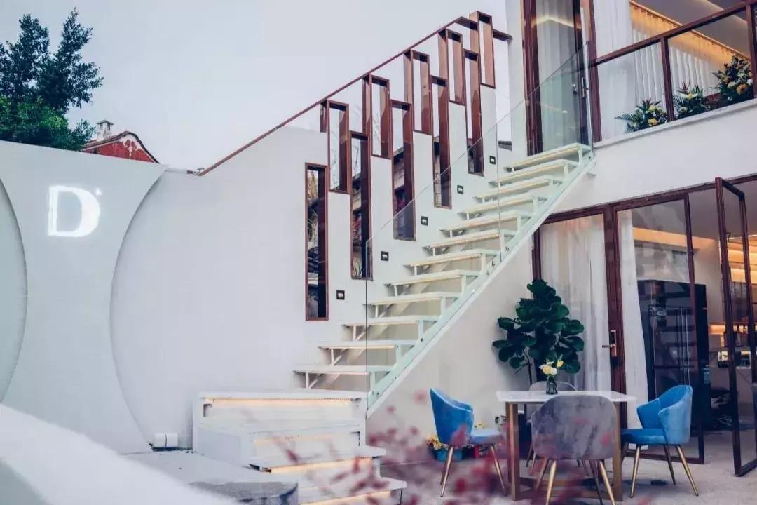 源和1916里的这家网红店，是花店也是甜点店还是图书馆