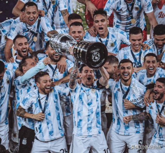 梅西亲吻大力神杯全场沸腾,梅西三个儿子帮梅西颁进金球奖