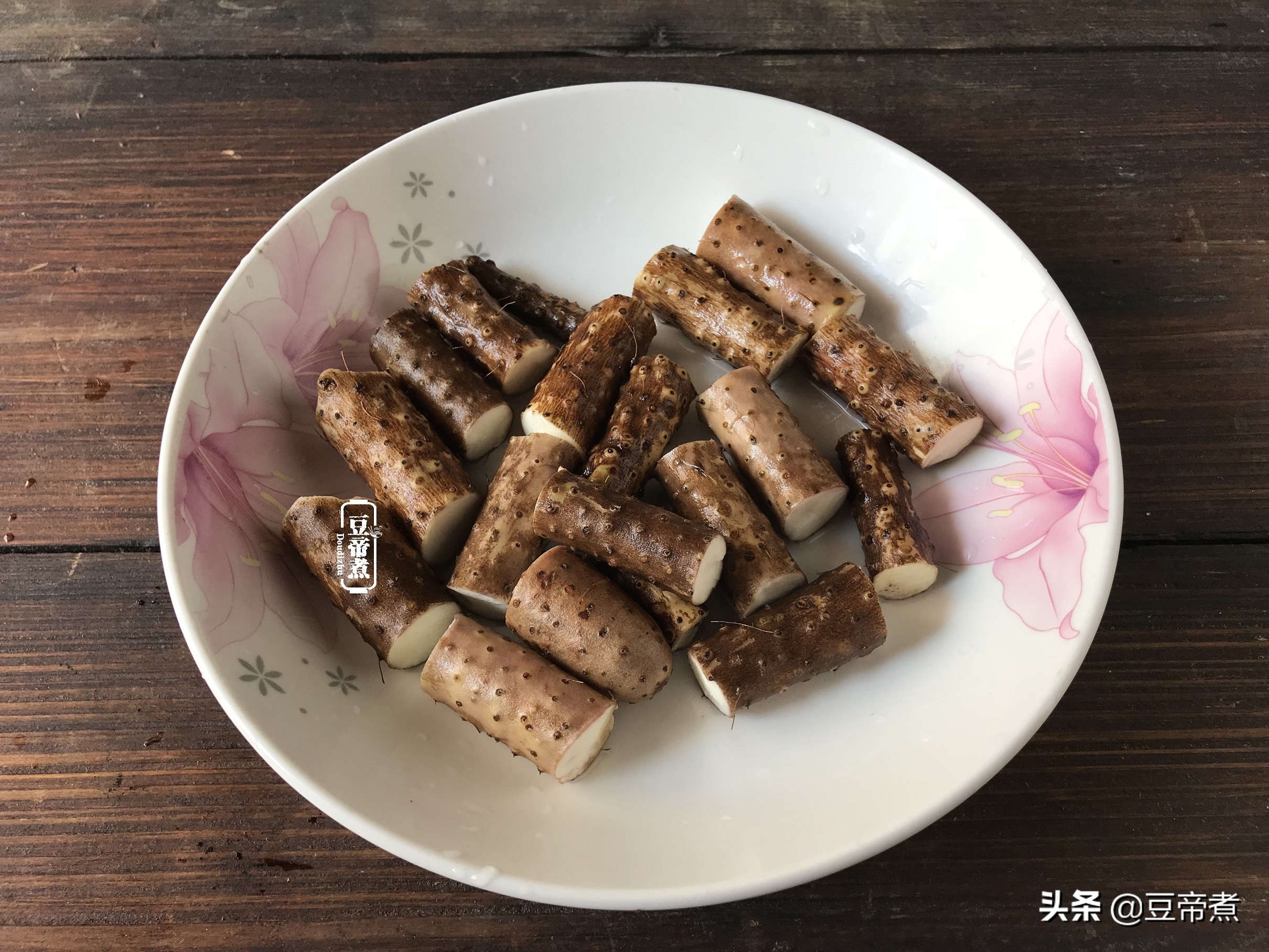 婆婆做个午饭，还加了一根山药，问题是皮也不刮，这能吃吗