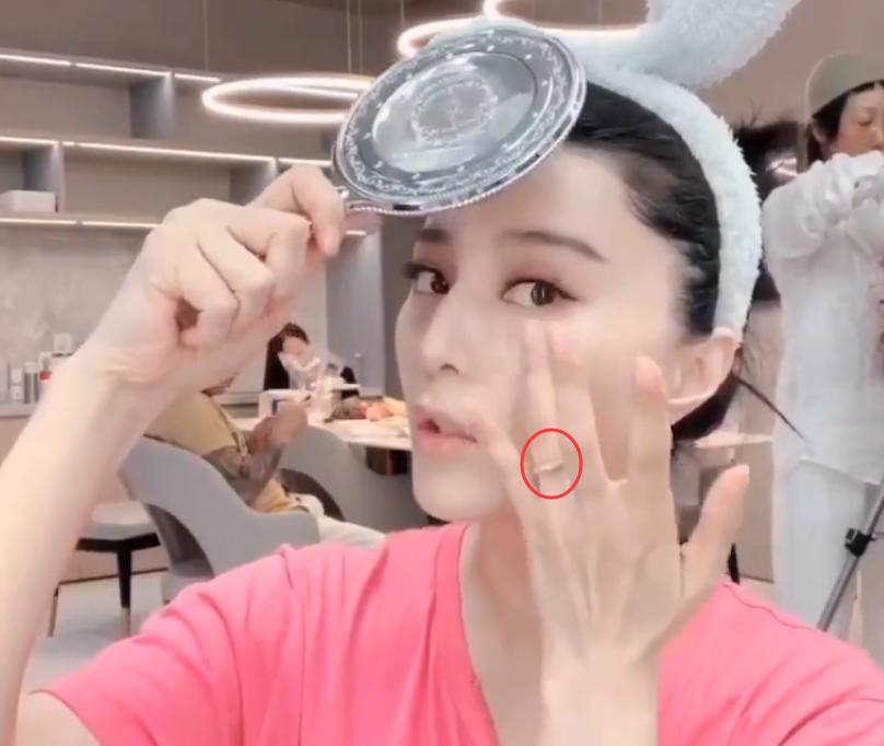 范冰冰大兔耳朵发箍,范冰冰晒自拍露出无名指戒指