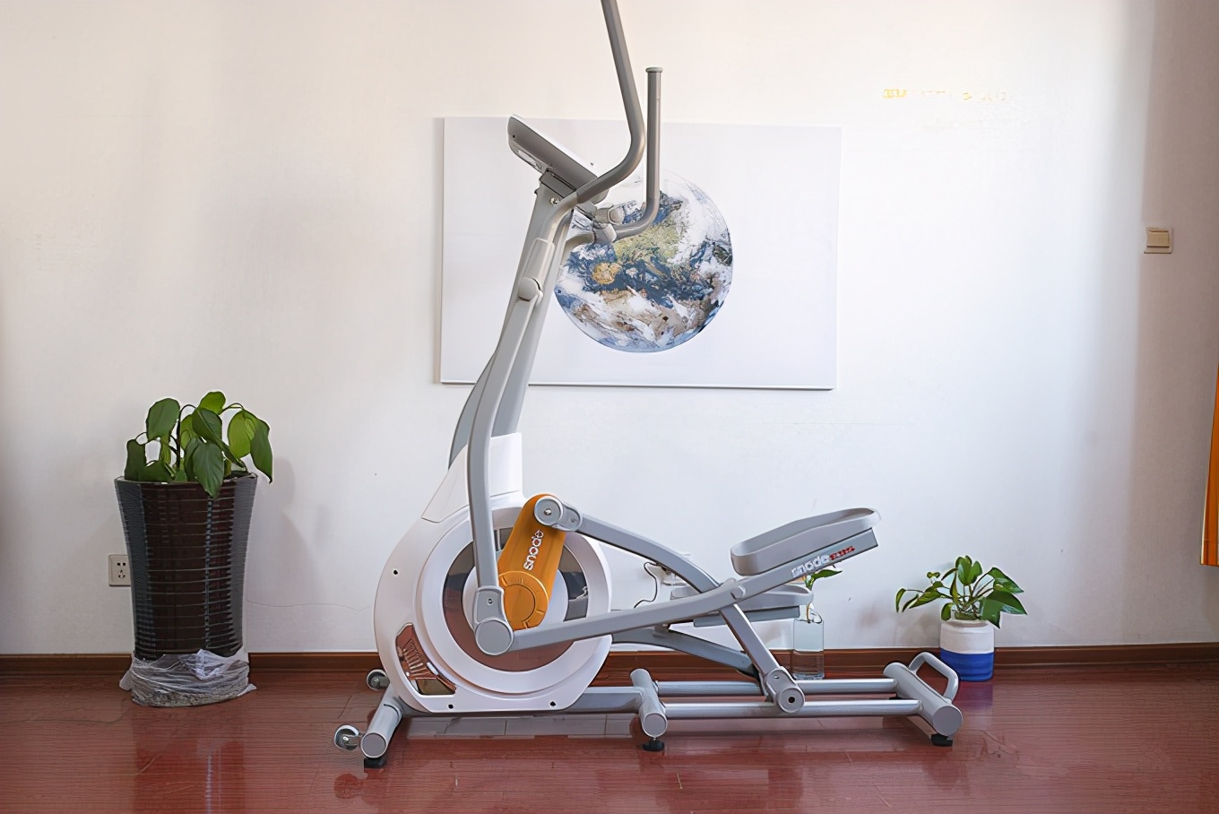 磁控静音，24档阻力，*诺斯**德前置飞轮椭圆机E95