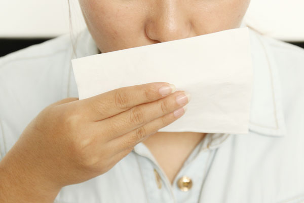 为什么到秋天孩子爱打喷嚏流鼻涕,小孩一到秋冬就流鼻涕是怎么回事