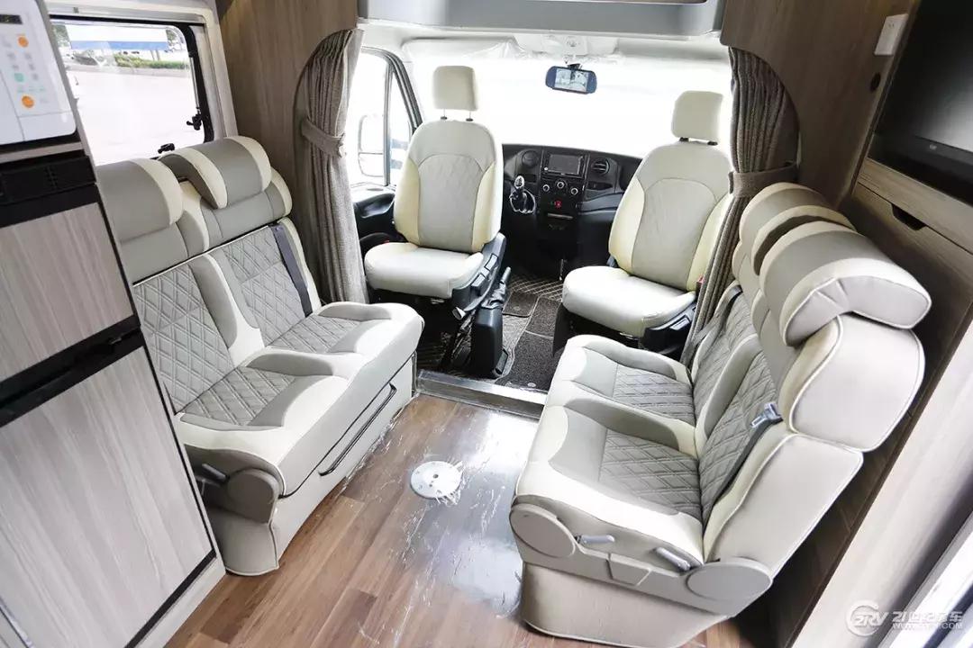 飞翔小额头自动挡房车,小额头依维柯房车c型房车