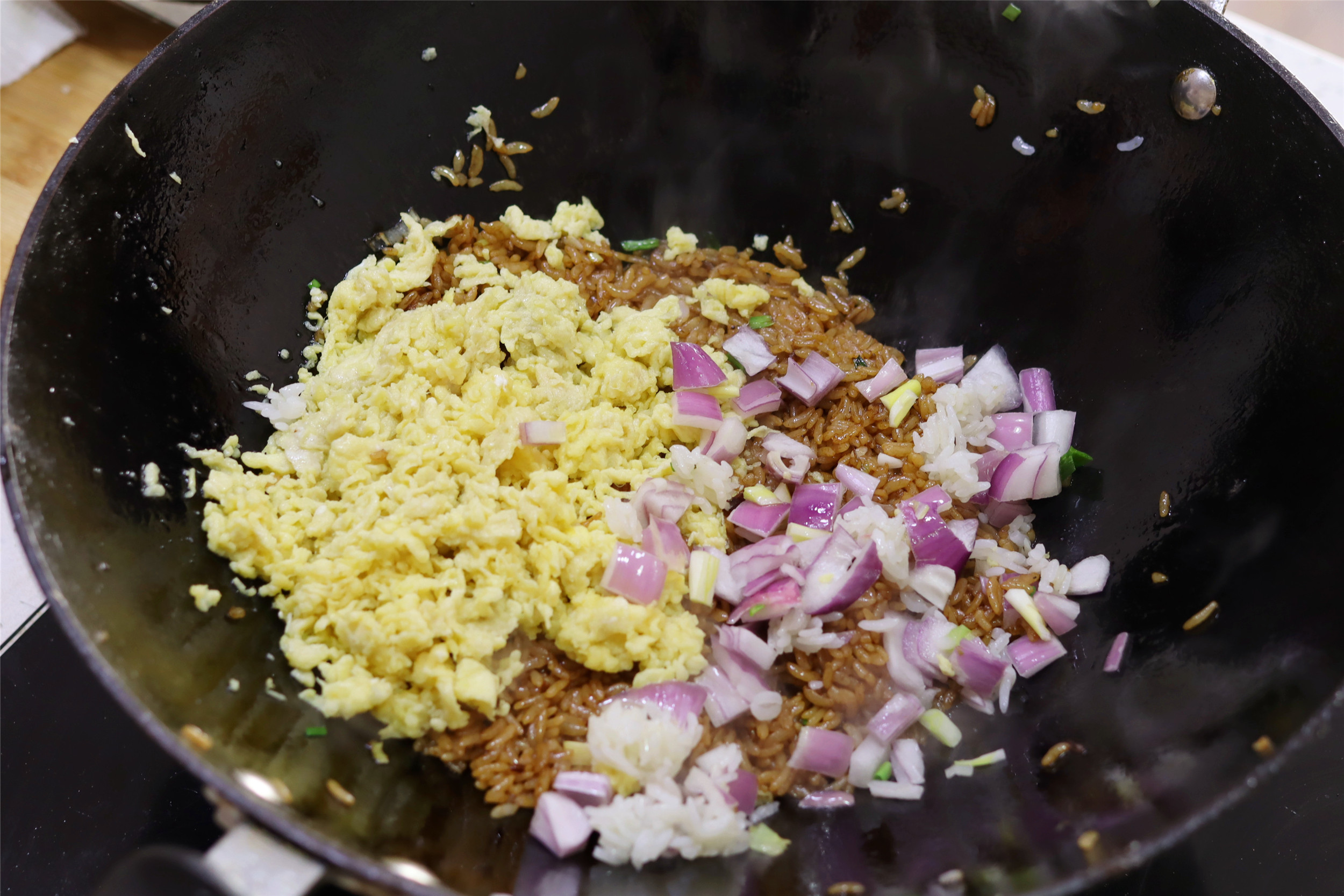 蛋炒饭怎么把老蛋炒焦脆,蛋炒饭每粒饭裹上3到4个蛋花