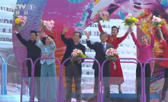 吴京邓超同台,吴京李晨胡军走红毯