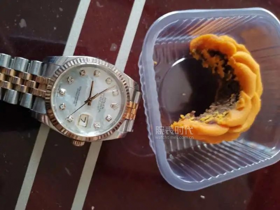 网友晒自己微信好友数量,网友晒1300手表