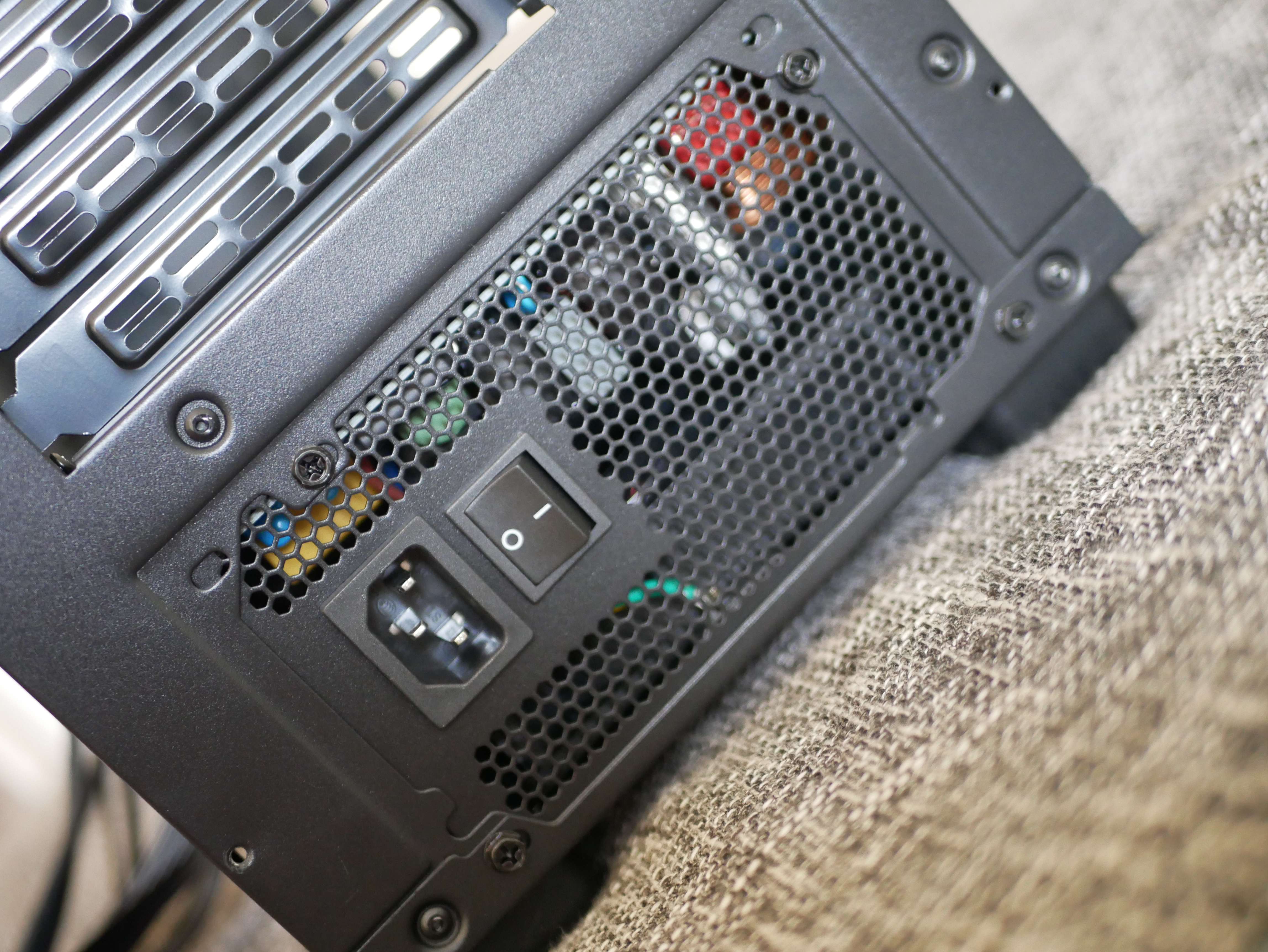 RGB机箱怎么玩？电铠DK104、650W超级巨龙S6模组电源体验