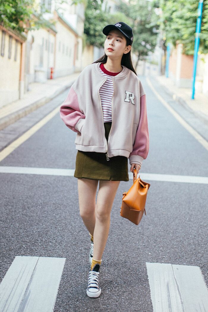 放弃你的风衣吧，2020年最受欢迎的是“棒球服”，明星潮人都爱