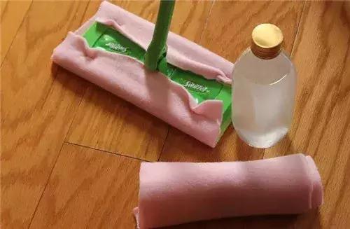 木地板如何擦洗不留水印,卧房木地板能用洗衣粉擦洗吗