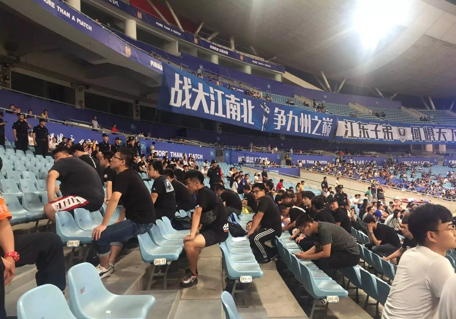 球迷喝倒彩退场，球员恶意犯规被声讨！苏宁惨败上港，迎巨大危机