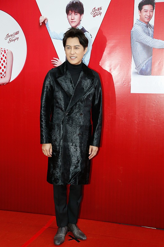 靳东穿搭大衣,西装革履的靳东帅气