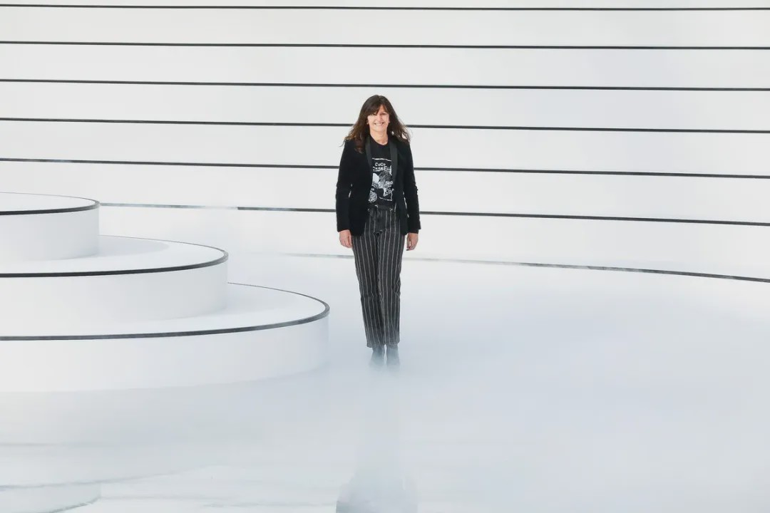 时装周看明星秀场,时装周走秀朋友圈背景