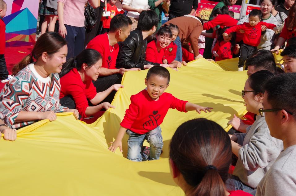 泉州东海滨城幼儿园举办“滨城杯”健身节暨迎新年亲子同乐汇