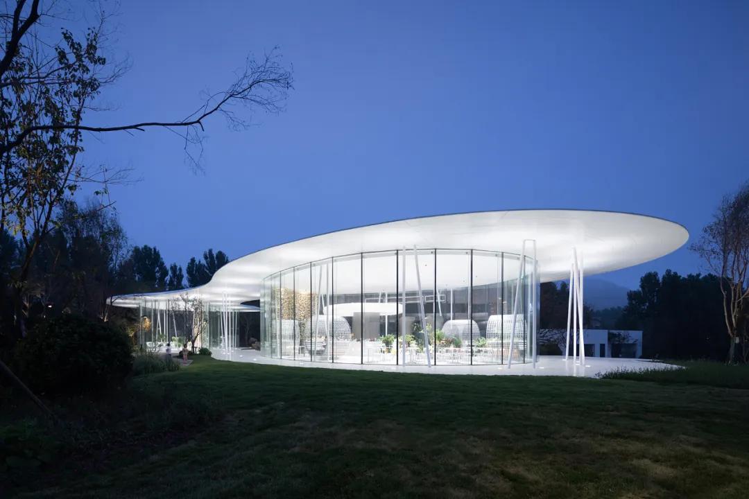 消隐在自然山水之中的四季花房丨青岛万科·四季草堂