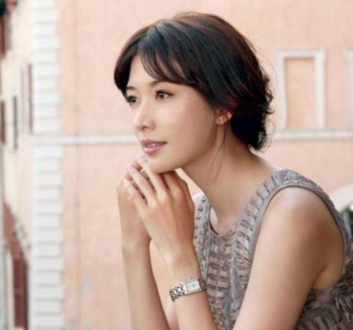 现在流行手上戴什么首饰好看,女人手戴什么首饰比较好