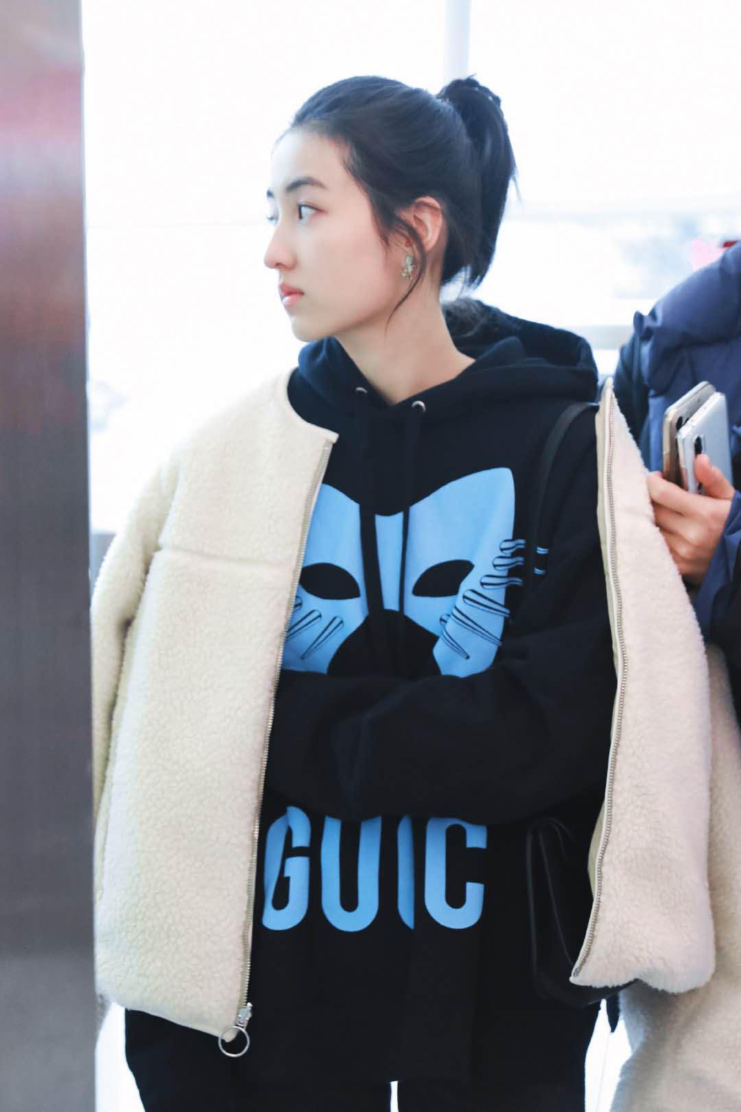 张子枫穿吊带工装裙露背,张子枫现身机场穿连帽卫衣