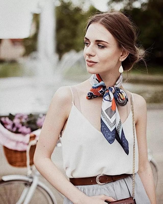 实用小妙招十种时尚丝巾系法,丝巾时尚系法小技巧