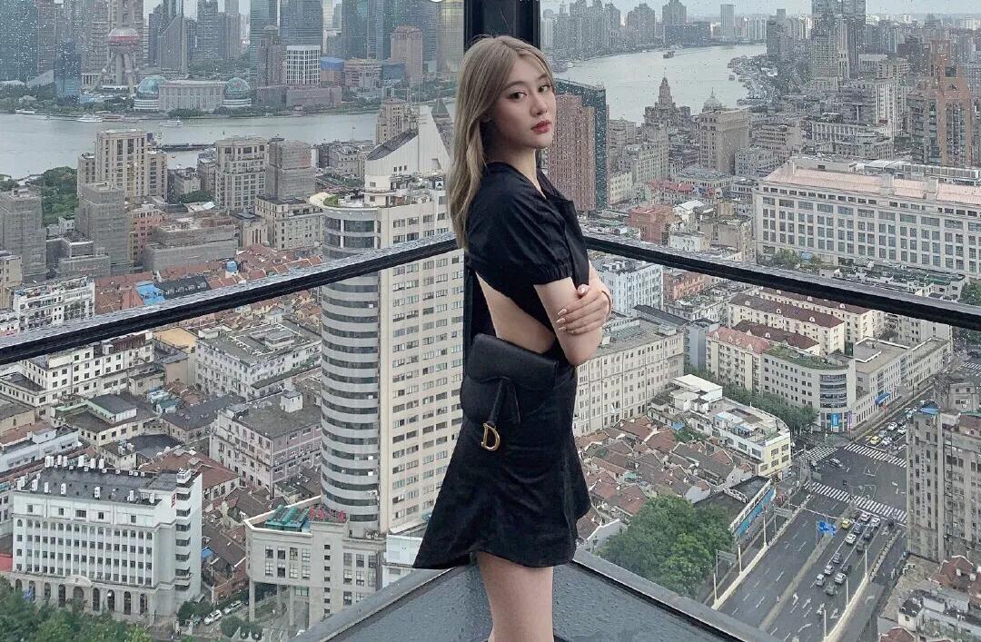 前国脚范志毅女儿晒照，露背装+名牌背包，与爸爸三婚妻子似姐妹