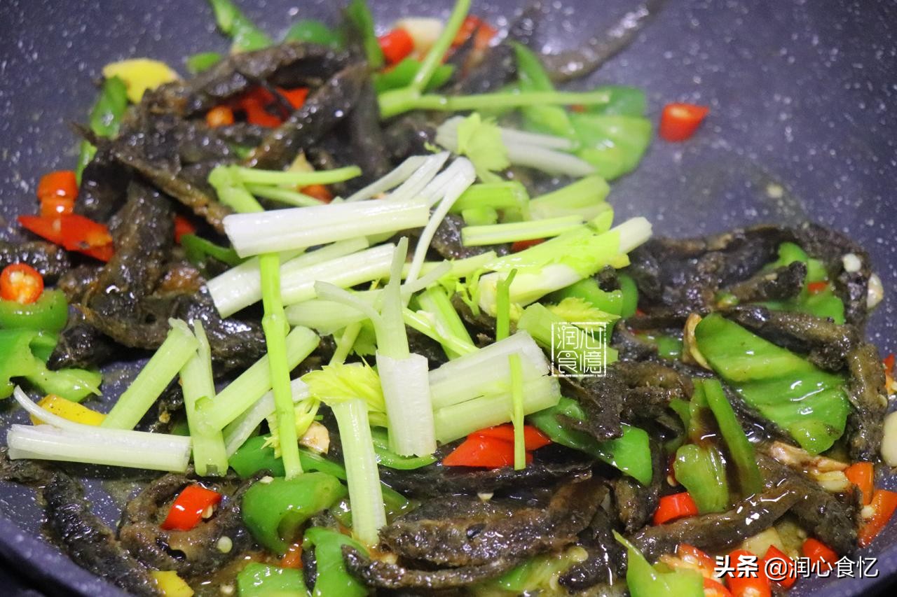 活跃于稀泥田里,乡下小孩都抓过!吃了健脾益肾,很多人不敢吃