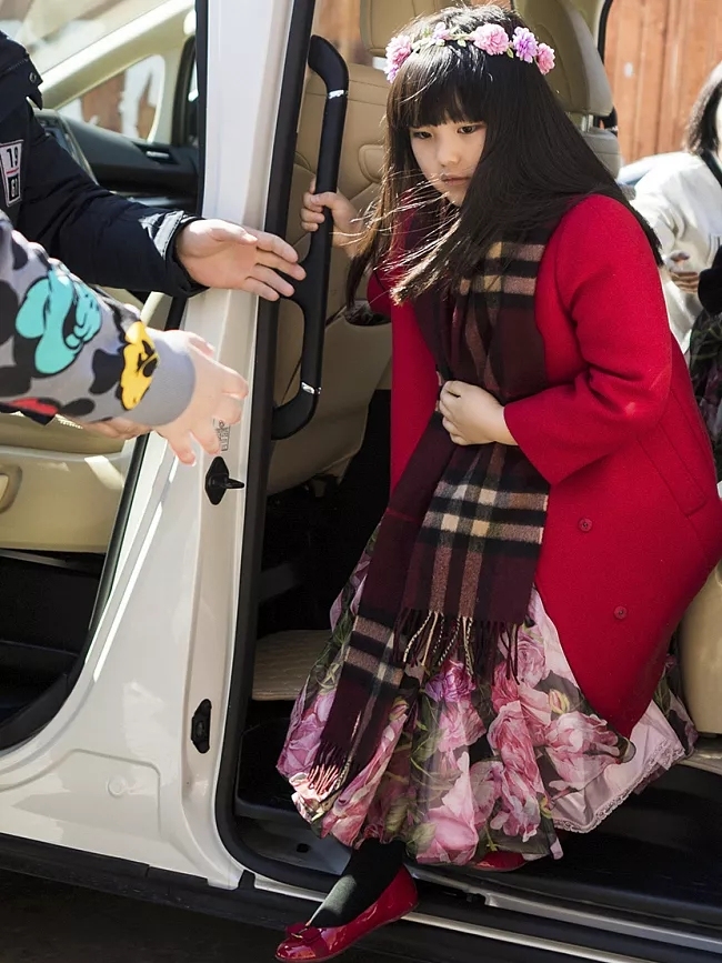 王诗龄戴的珠宝,王诗龄戴卡地亚手镯多少钱