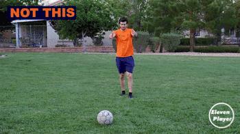 足球基本知识和球性,足球基本功训练拉球绕过另一条腿