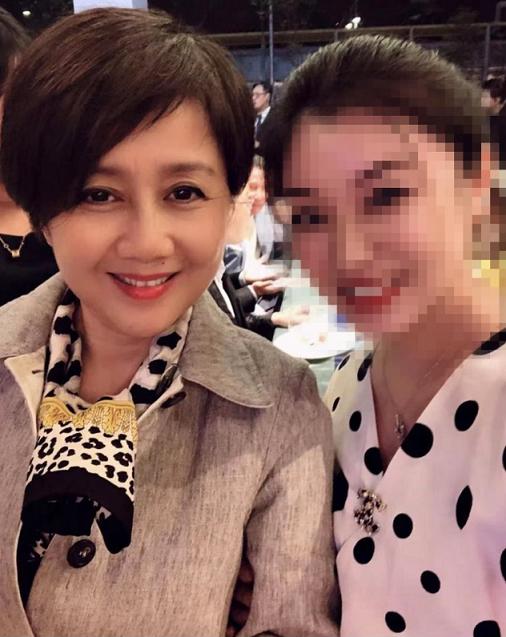 赌王四太跟孩子采访,澳门赌王四姨太梁安琪丝巾