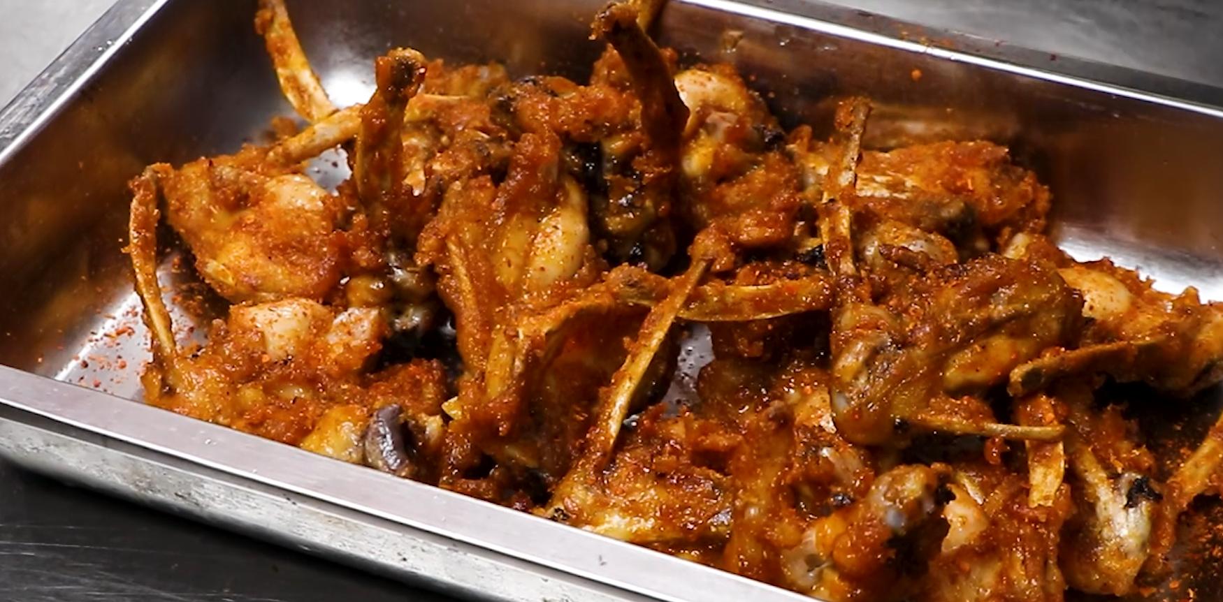 地摊鸡叉骨的炸制方法,正宗酥脆鸡叉骨制作教程