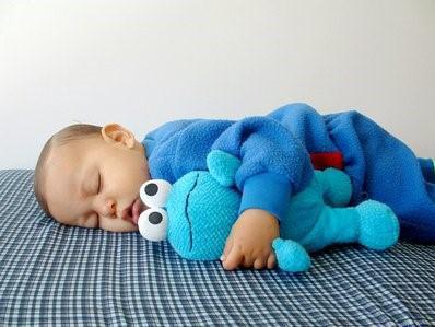 初生婴儿白天很乖晚上啼哭,头一天新生婴儿睡觉时间标准