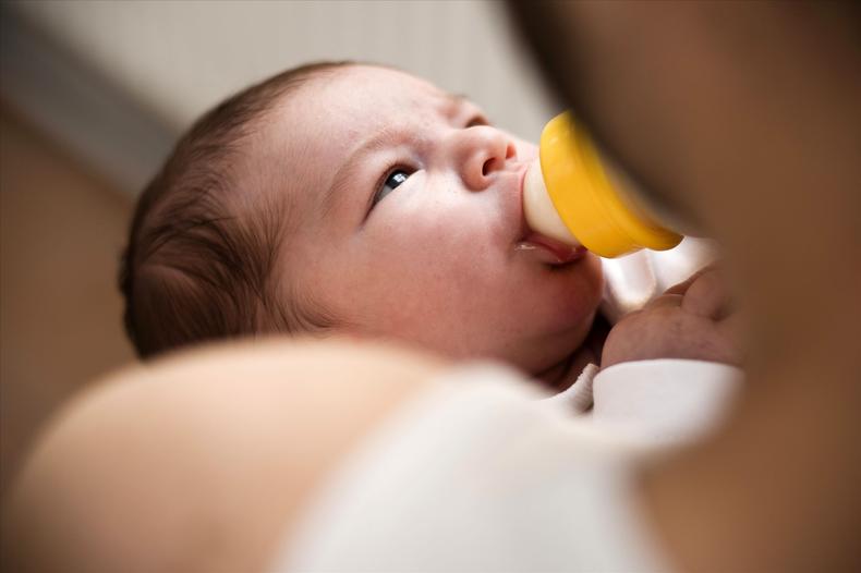 宝宝不睡老吐奶怎么回事,三个月吐奶哭闹不睡咋办