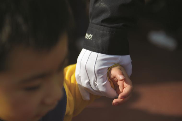 带小孩过马路的正确方法,父母带孩子过马路视频