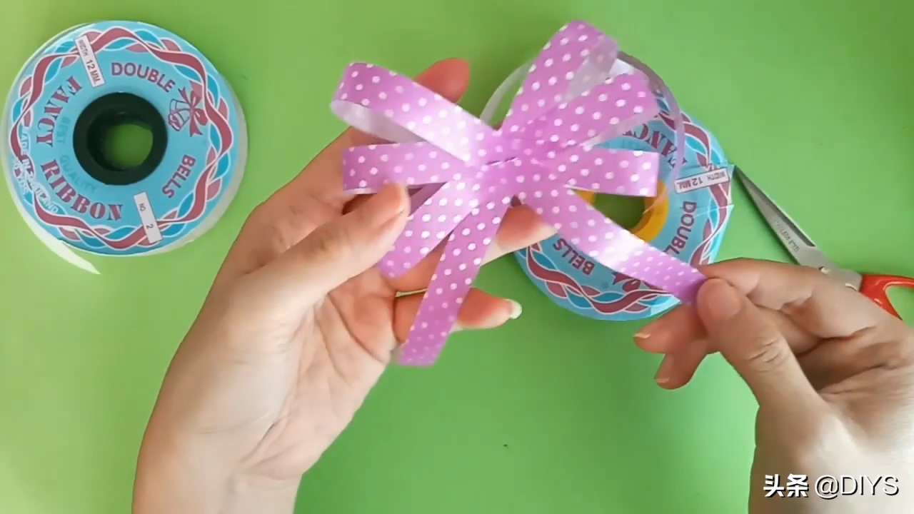 塑料彩带蝴蝶结的打法图文,多根彩带蝴蝶结的打法