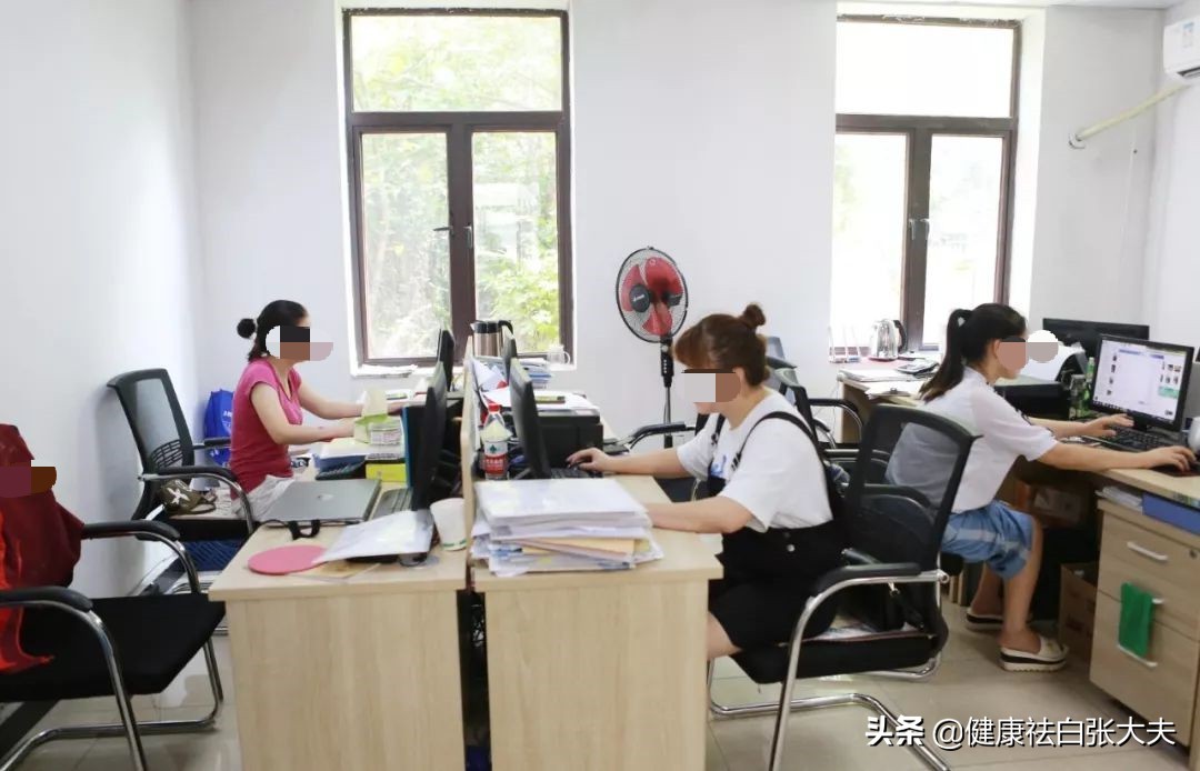 铜川23岁女子被母爱压弯腰,白癜风恶化,小郑:常回家看看