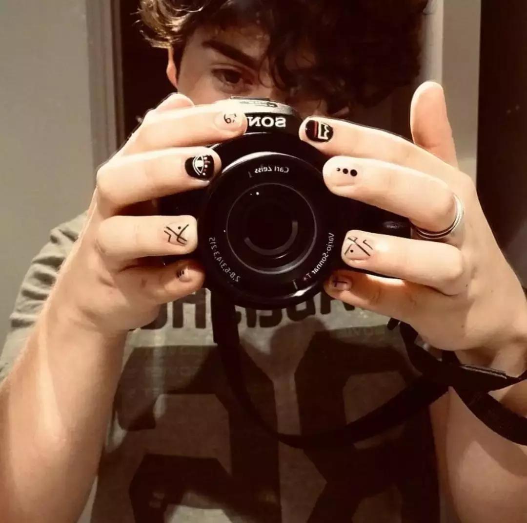 我应该给这些被骗来做美甲的男生道个歉