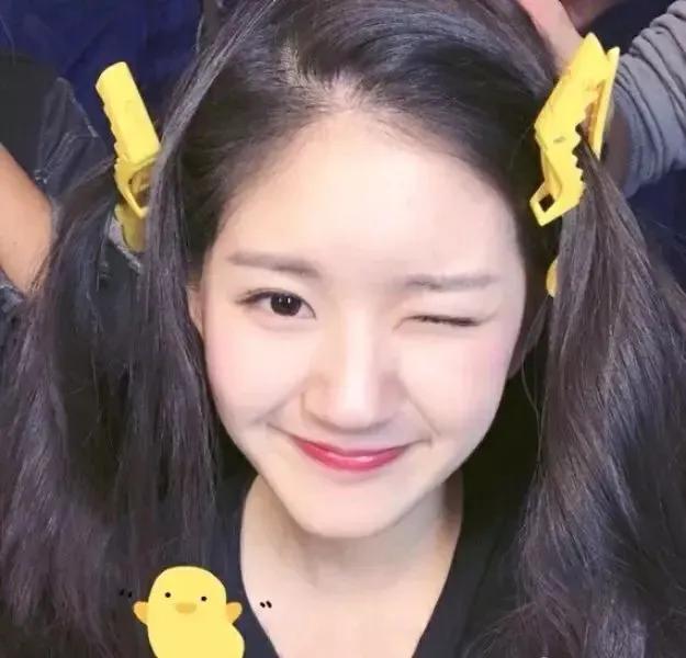 赵露思迪丽热巴闺蜜头像,一半是鞠婧祎一半是赵露思头像