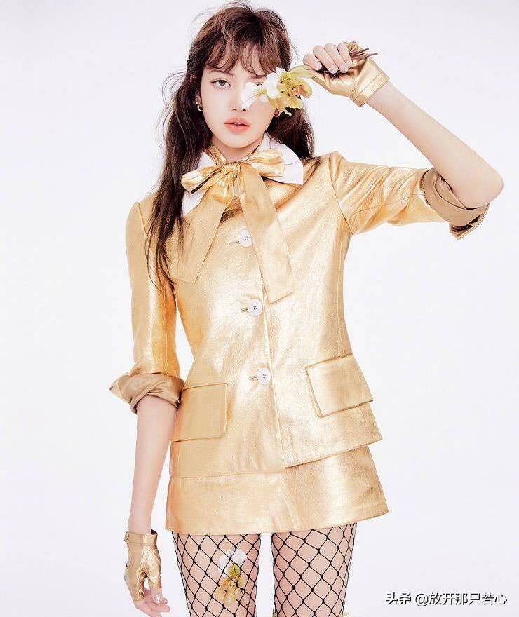 lisa登上时尚芭莎封面,lisa杂志芭莎封面